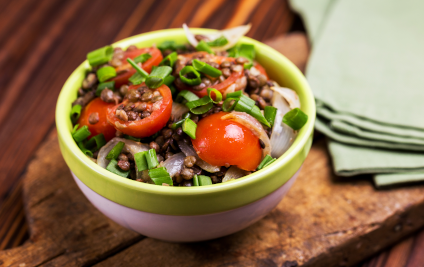 Linsensalat mit Gemüse. Gesunde Ernährung, vegetarisch und vegan Linsensalat mit Gemüse. Gesunde Ernährung, vegetarisch und vegan